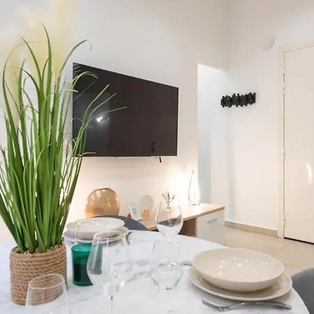Renovated In The Heart Of Apartment *