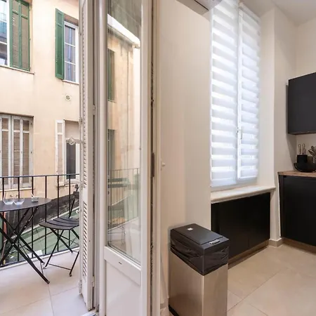 Renovated In The Heart Of Apartment