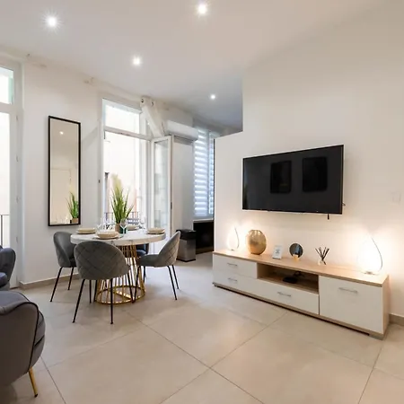 Renovated In The Heart Of Apartment *